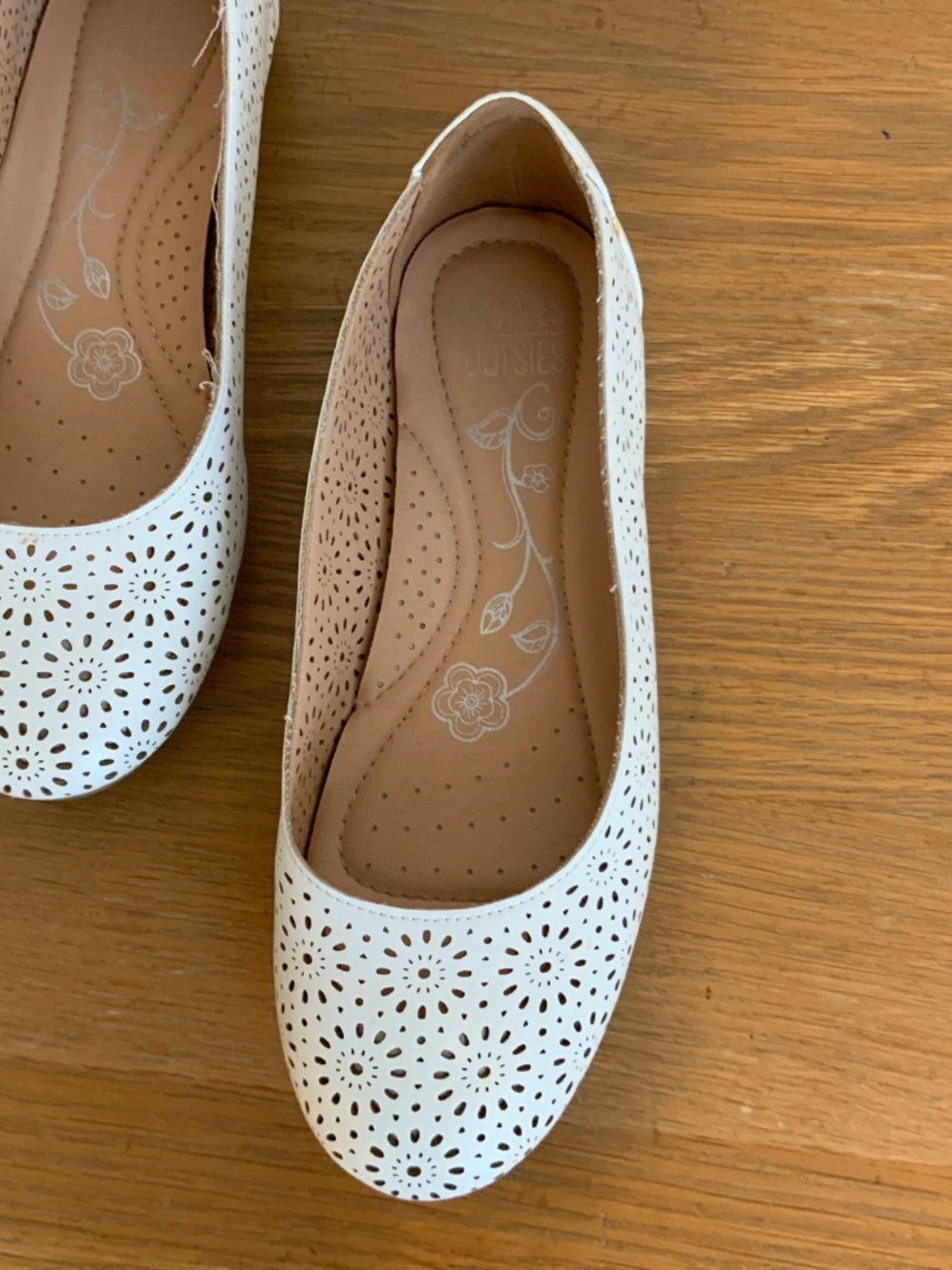 White flat shoes - Picture 2 of 4